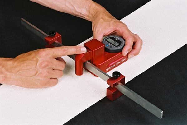 ZMM5000_Anwendung_measuring_bridge_with_hand_600